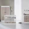 Kidsmill Newport Babykamer Wit / Eiken | Bed 60 X 120 Cm + Commode -Kinderproducten babykamer newport wit eiken ledikant commode 44ce