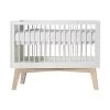 Kidsmill Sixties Babybed Wit Mat / Naturel 60 X 120 Cm -Kinderproducten sixties ledikant wit blank eiken 60 x 120 cm 17ed