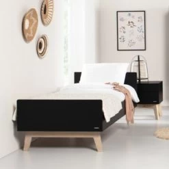 Kidsmill Sixties Bed Zwart Mat / Naturel 90 X 200 Cm 9 Kidsmill Sixties Bed Zwart Mat / Naturel 90 X 200 Cm -Kinderproducten sixties tiener zwartnaturel sfeer 1 26ad