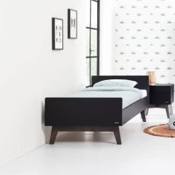 Kidsmill Sixties Bed Zwart Mat / Walnoot 90 X 200 Cm -Kinderproducten tiener sixties zwartwalnoot bed sfeer 0c1f