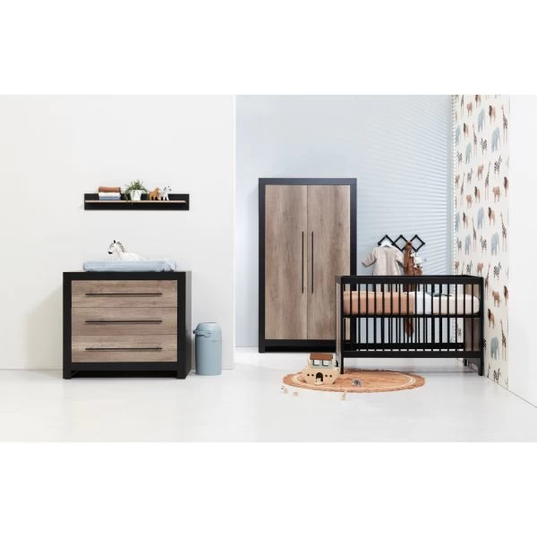 Europe Baby Vittoria Babykamer Zwart / Oldwood| Bed 60 X 120 Cm + Commode 4 Europe Baby Vittoria Babykamer Zwart / Oldwood| Bed 60 X 120 Cm + Commode - Afbeelding 2